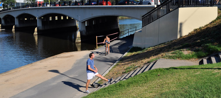 Swan St retaining wall